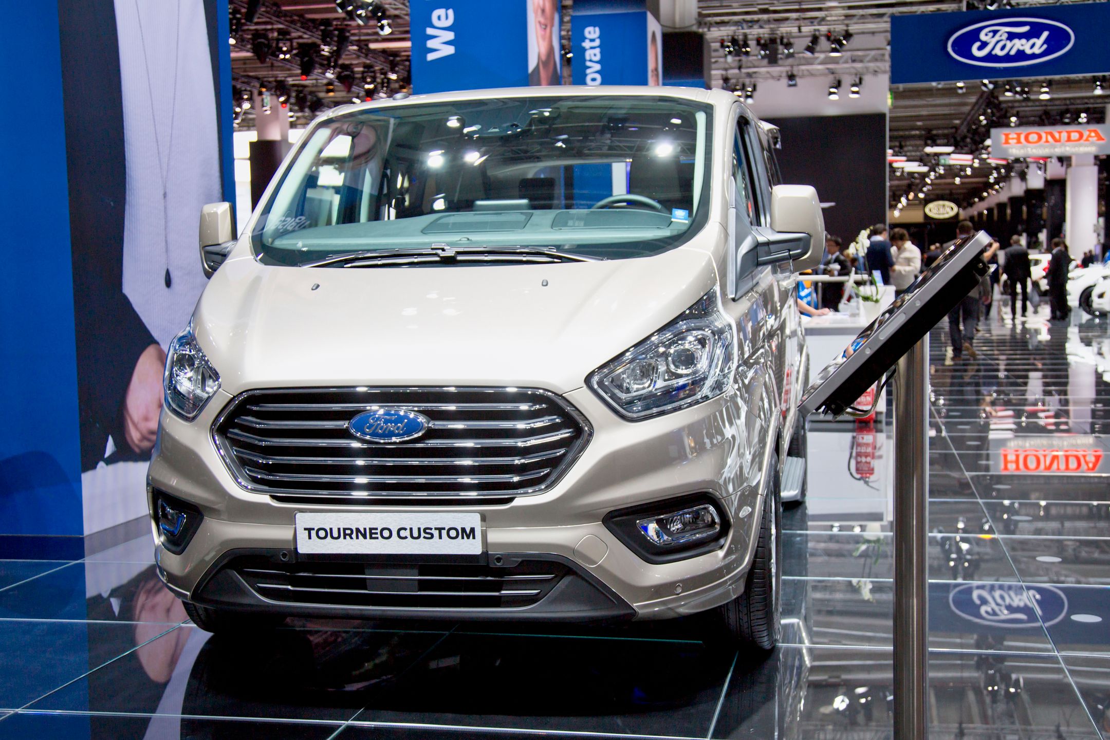 Ford Tourneo Custom na salonie samochodowym we Frankfurcie 