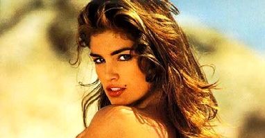 Cindy Crawford znów kusi w jeansach. RE/DONE odświeża kultowe spodnie