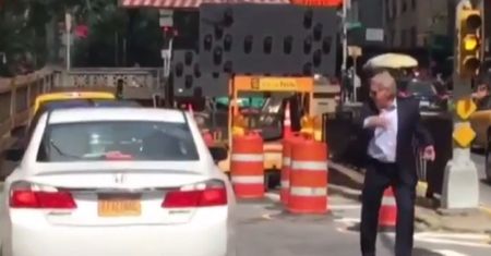 Harrison Ford pokierował ruchem w Nowym Jorku. Wdał się w policjanta, gdy jego auto utknęło w korku
