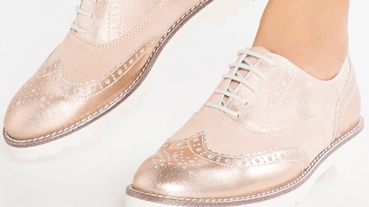Różowo-złote, lśniące oksfordki łączą klasykę z nowoczesnością