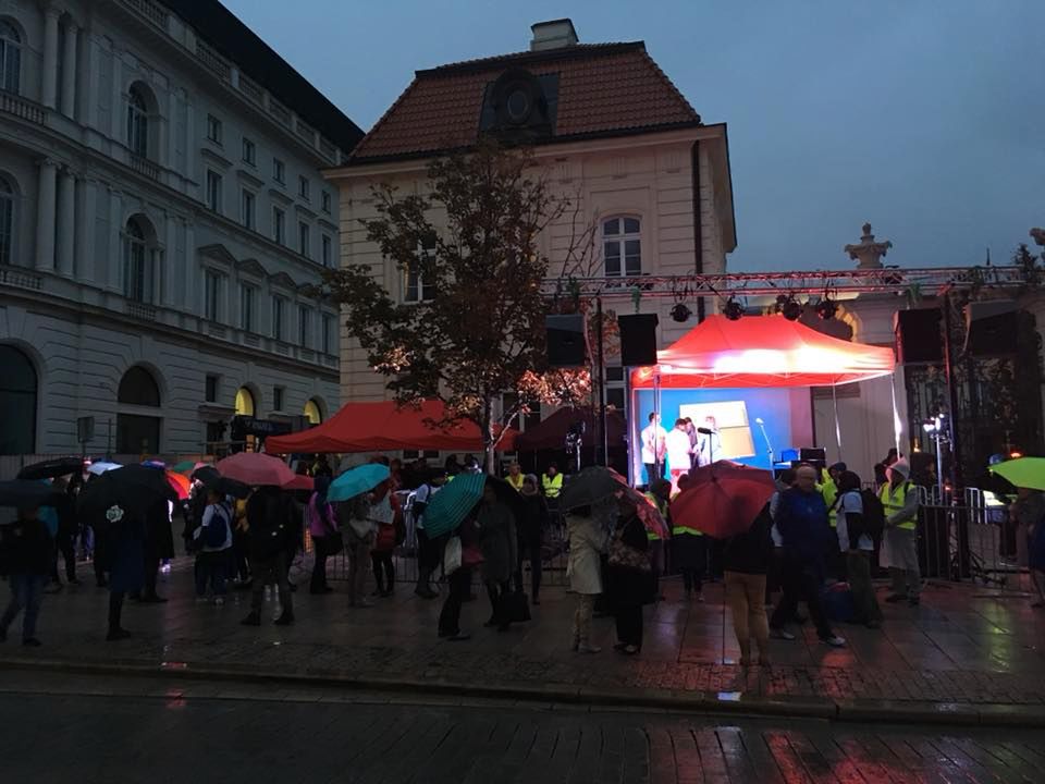 Scena protestujących pod pałacem prezydenckim. 