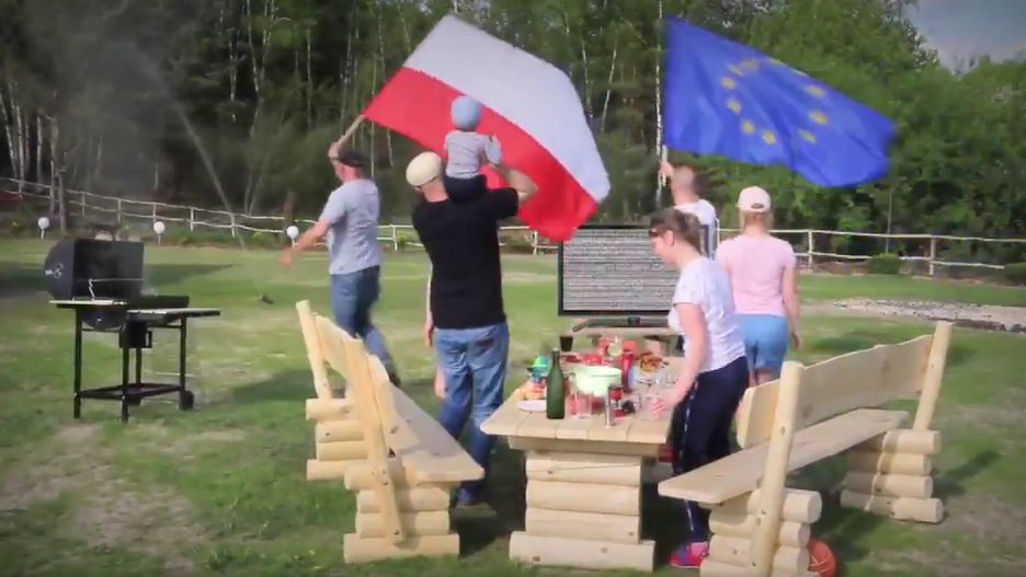 W spocie PO Polacy wstają od grilla i idą na marsz