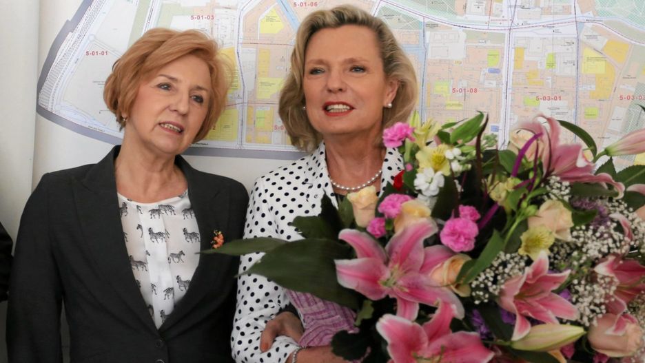 Ligia Krajewska (po lewej) z Anną Marią Anders, dzisiaj senator PiS. Była posłanka stała się obiektem kpin internautów.