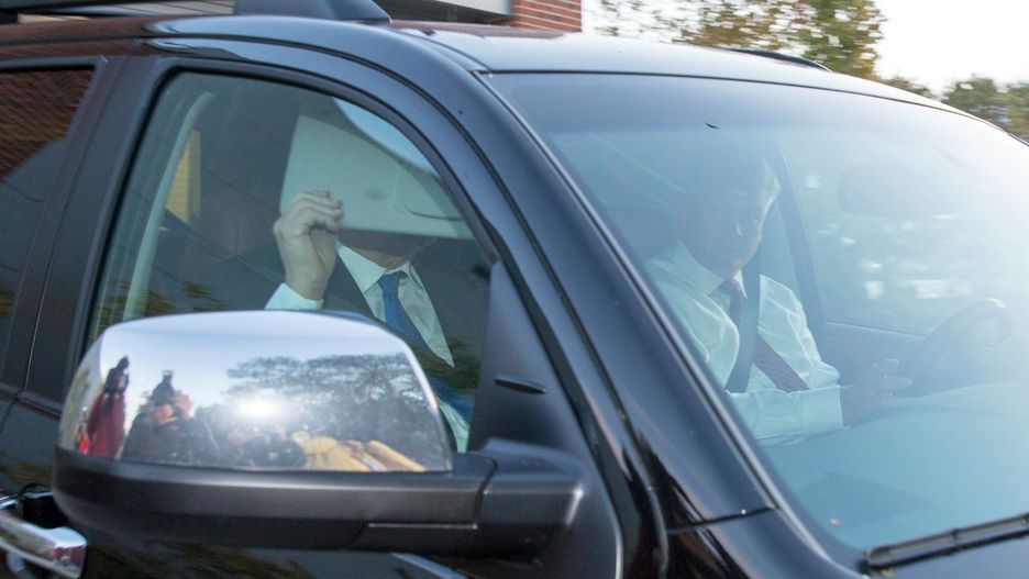 Paul Manafort w drodze do siedziby FBI, gdzie usłyszał zarzuty, ukrywał twarz przed fotoreporterami