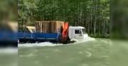 Rosja. Ciężarówką po rzece. Niesamowite nagranie