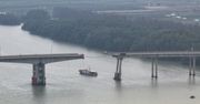 Spadły auta. Są ofiary. Zawalił się most staranowany przez statek