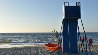 Dzieci bez opieki na plaży. Służby apelują