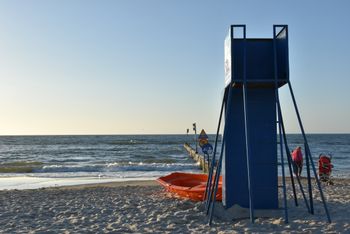 Dzieci bez opieki na plaży. Służby apelują