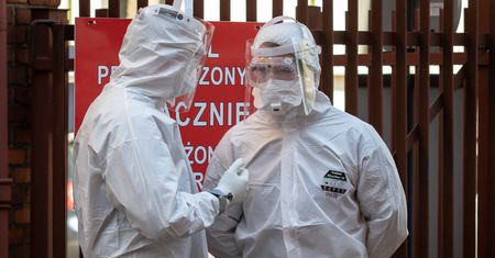 Obostrzenia w Polsce. Specjalista chorób zakaźnych: wiele osób ma je gdzieś