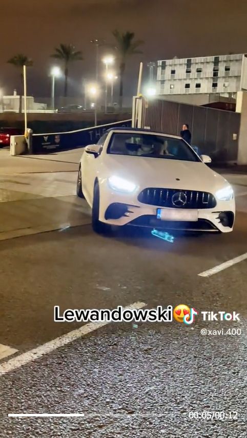 Robert Lewandowski jeździ po Barcelonie nowym mercedesem