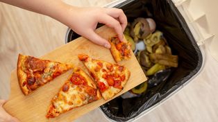 Wyrzucasz jedzenie? Przez rok tracisz w ten sposób tyle, ile kosztują porządne wakacje