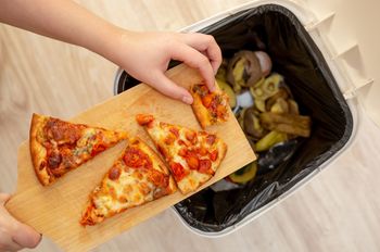 Wyrzucasz jedzenie? Przez rok tracisz w ten sposób tyle, ile kosztują porządne wakacje