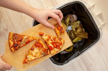 Wyrzucasz jedzenie? Przez rok tracisz w ten sposób tyle, ile kosztują porządne wakacje