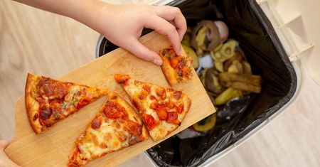 Wyrzucasz jedzenie? Przez rok tracisz w ten sposób tyle, ile kosztują porządne wakacje