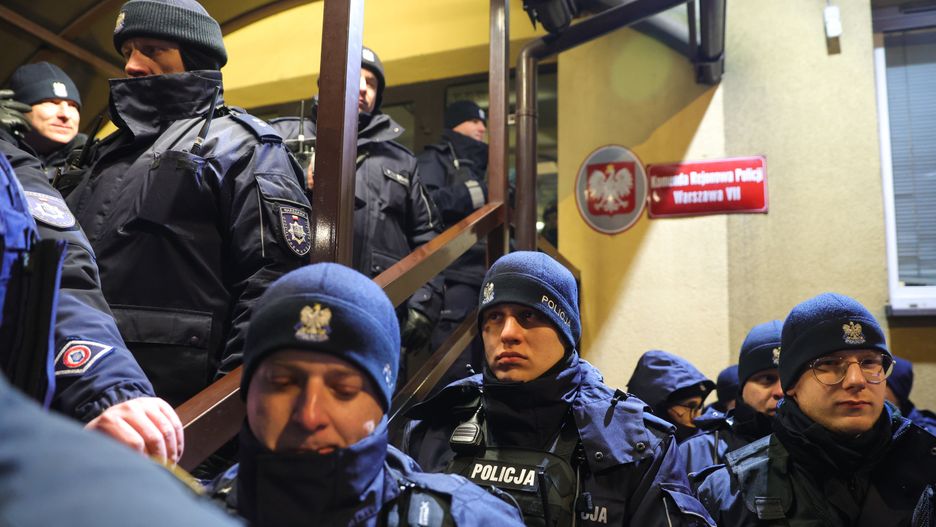 Warszawa, 09.01.2024. Policjanci przed Komendą Rejonową Policji przy ul. Grenadierów w Warszawie, 9 bm. Przed komendą zebrali się protestujący w związku z informacją, że trafili tu zatrzymani w Pałacu Prezydenckim Mariusz Kamiński oraz Maciej Wąsik. Zatrzymani politycy zostali następnie przewiezieni do Aresztu Śledczego Warszawa-Grochów. (jm) PAP/Rafał Guz