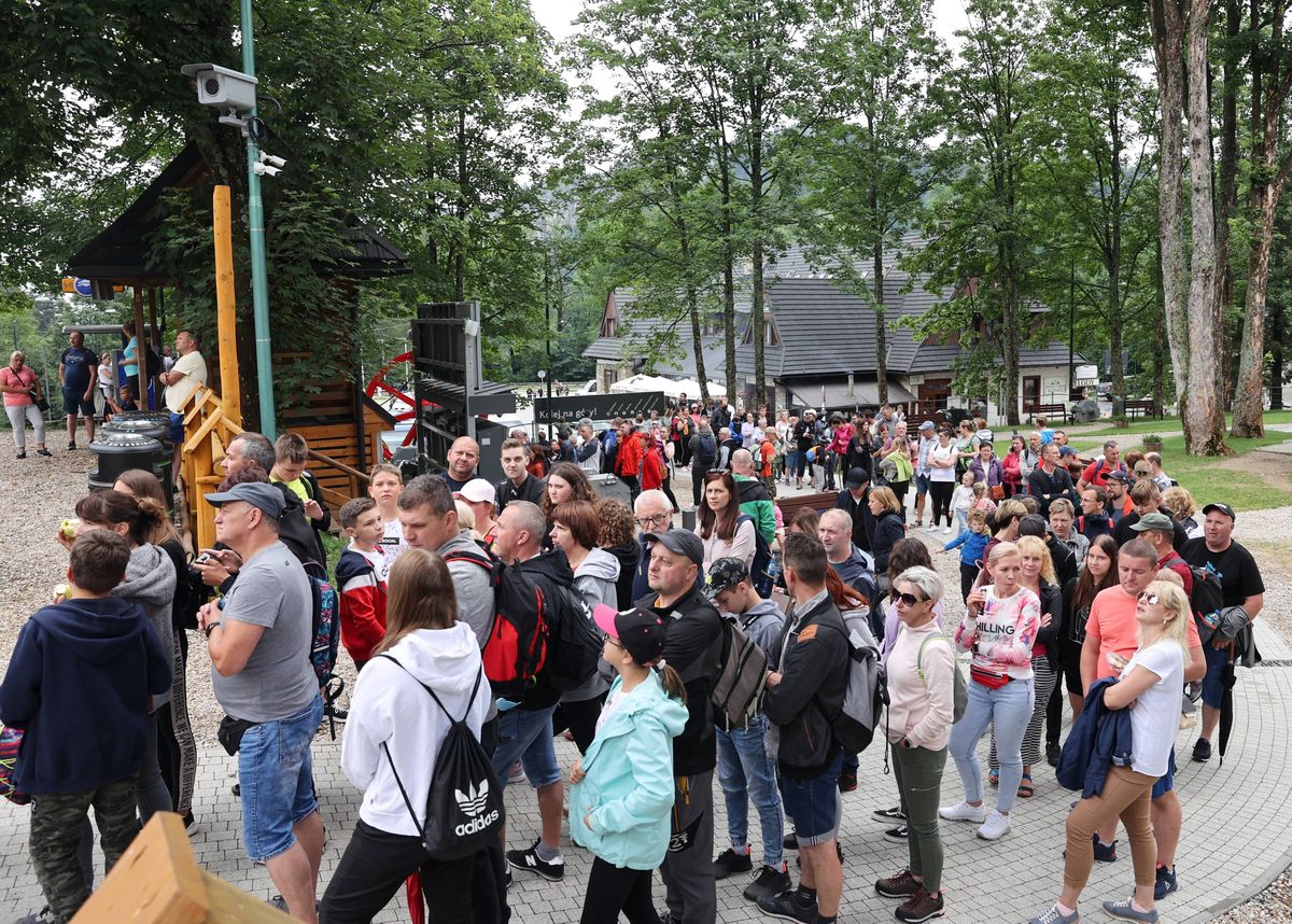 Zmiany w funkcjonowaniu kolejki na Kasprowy Wierch wprowadzono ze względu na duże zainteresowanie turystów  (Zdjęcie z 21.07.2021) 