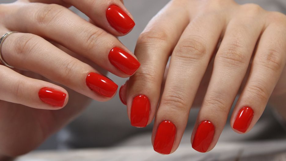 Włoski manicure jest hitem. Koniec płacenia za hybrydy
