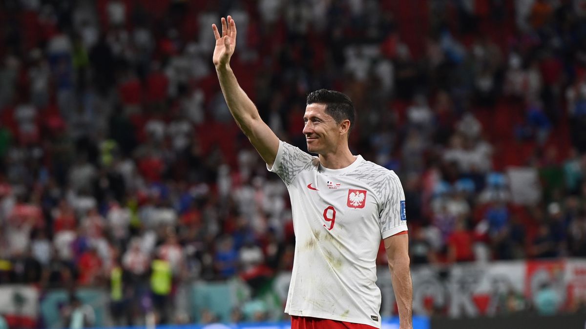 Robert Lewandowski of Poland greets spectators after the FIFA World Cup 2022 round of 16 soccer match between France and Poland at Al Thumama Stadium in Doha, Qatar, 04 December 2022. EPA/Georgi Licovski Dostawca: PAP/EPA.