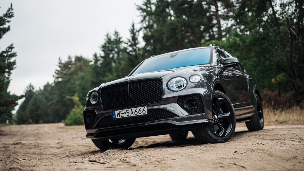 Range Rover (2022) vs Bentley Bentayga S (2022) vs Mercedes-Maybach GLS 600 (2022)