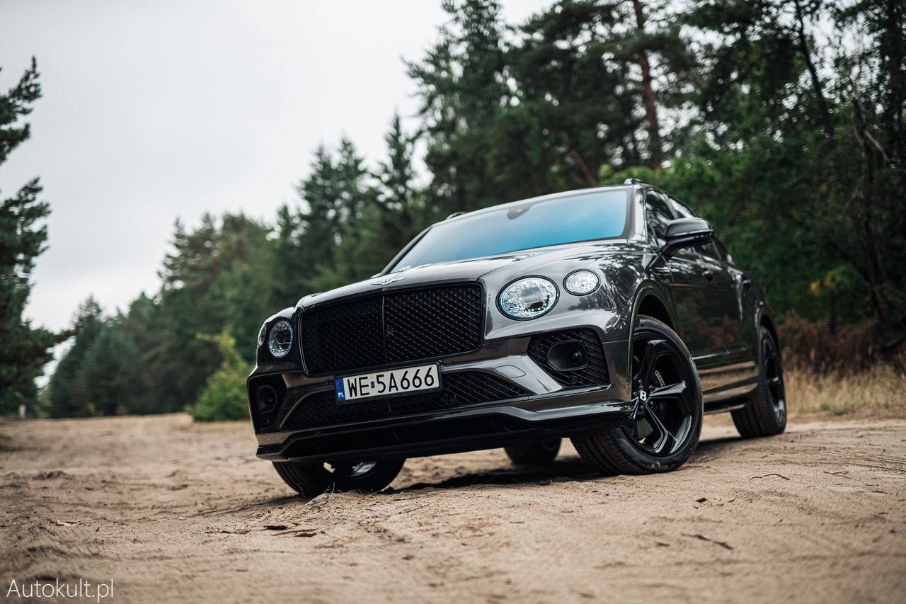 Bentley Bentayga wzywany do serwisu. Defekt może skończyć się pożarem