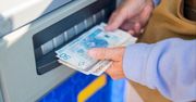 Polacy zabierają pieniądze z banków. Dlaczego? Eksperci tłumaczą