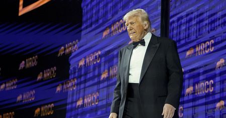 "Dzwonią i całują mnie po tyłku". Trump o efektach wojny celnej