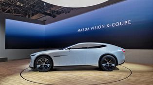 Piękna hybryda z wanklem i ciekawy mieszczuch - koncepty Mazdy debiutują w Japonii
