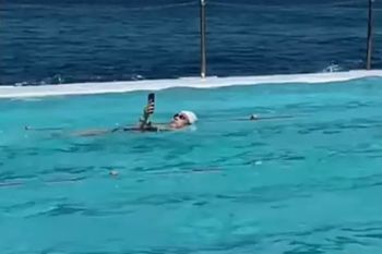 Zobaczyli, co kobieta robi w basenie. Wybuchła afera. Viralowe nagranie