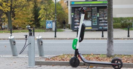 Na elektrycznej hulajnodze pojedziesz 25 km/h, ale prawnie jesteś pieszym. Logiczne