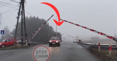 Rogatki zaczęły się opuszczać. To go nie powstrzymało. Jest nagranie
