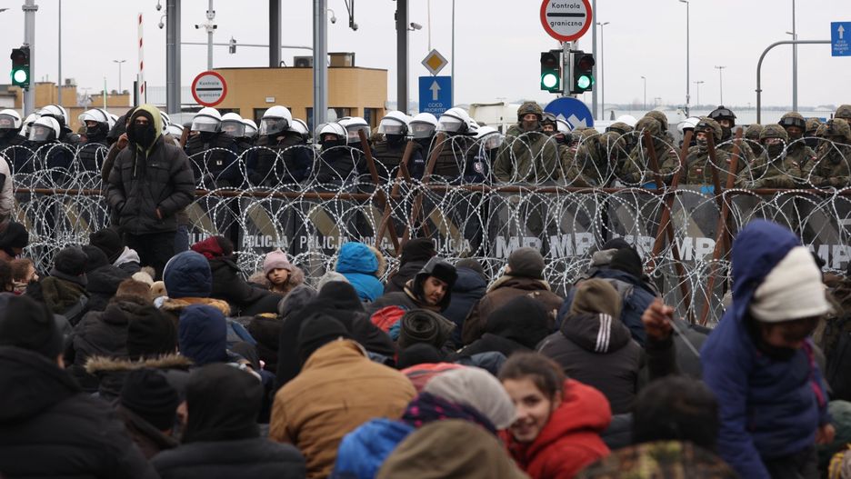 Mateusz Morawiecki ostrzega Europę przed napływem milionów migrantów 