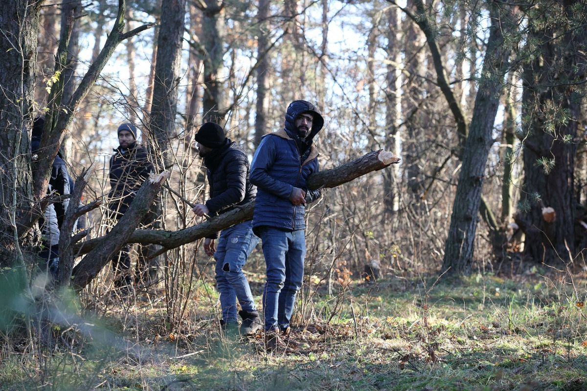 Rośnie napięcie na granicy z Białorusią. We wsi Starzyna miał miejsce już drugi szturm na płot graniczny. Mieszkańcy malutkiej wsi obawiają się o bezpieczeństwo 