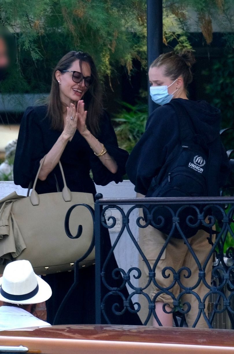 Angelina Jolie podróżuje wodną taksówką po Wenecji w towarzystwie Shiloh