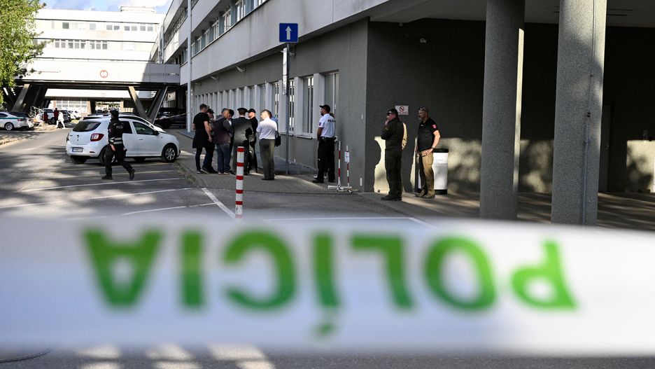 Policja przed szpitalem w Bańskiej Bystrzycy, gdzie operowany jest Fico 
