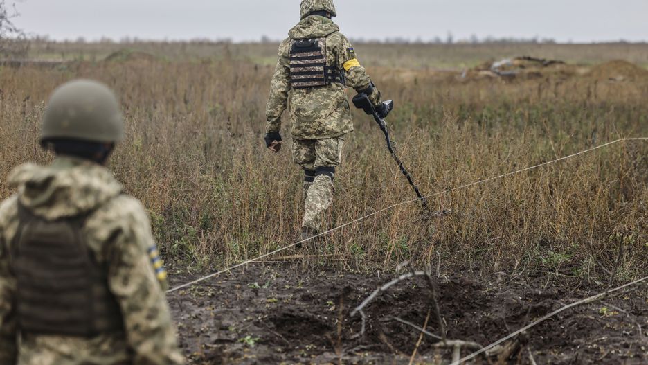 Russian invasion of Ukraine
epa10264734 Ukrainian soldiers search for explosives at a recaptured area in the north of Kherson, Ukraine, 25 October 2022. Russian troops on 24 February entered Ukrainian territory, starting a conflict that has provoked destruction and a humanitarian crisis.  EPA/HANNIBAL HANSCHKE 
Dostawca: PAP/EPA.
HANNIBAL HANSCHKE