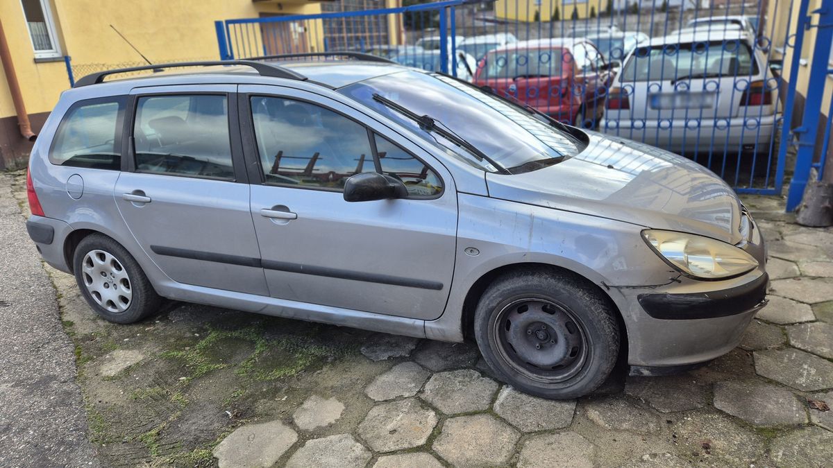Nietrzeźwy mężczyzna uczył nietrzeźwą partnerkę jeździć samochodem