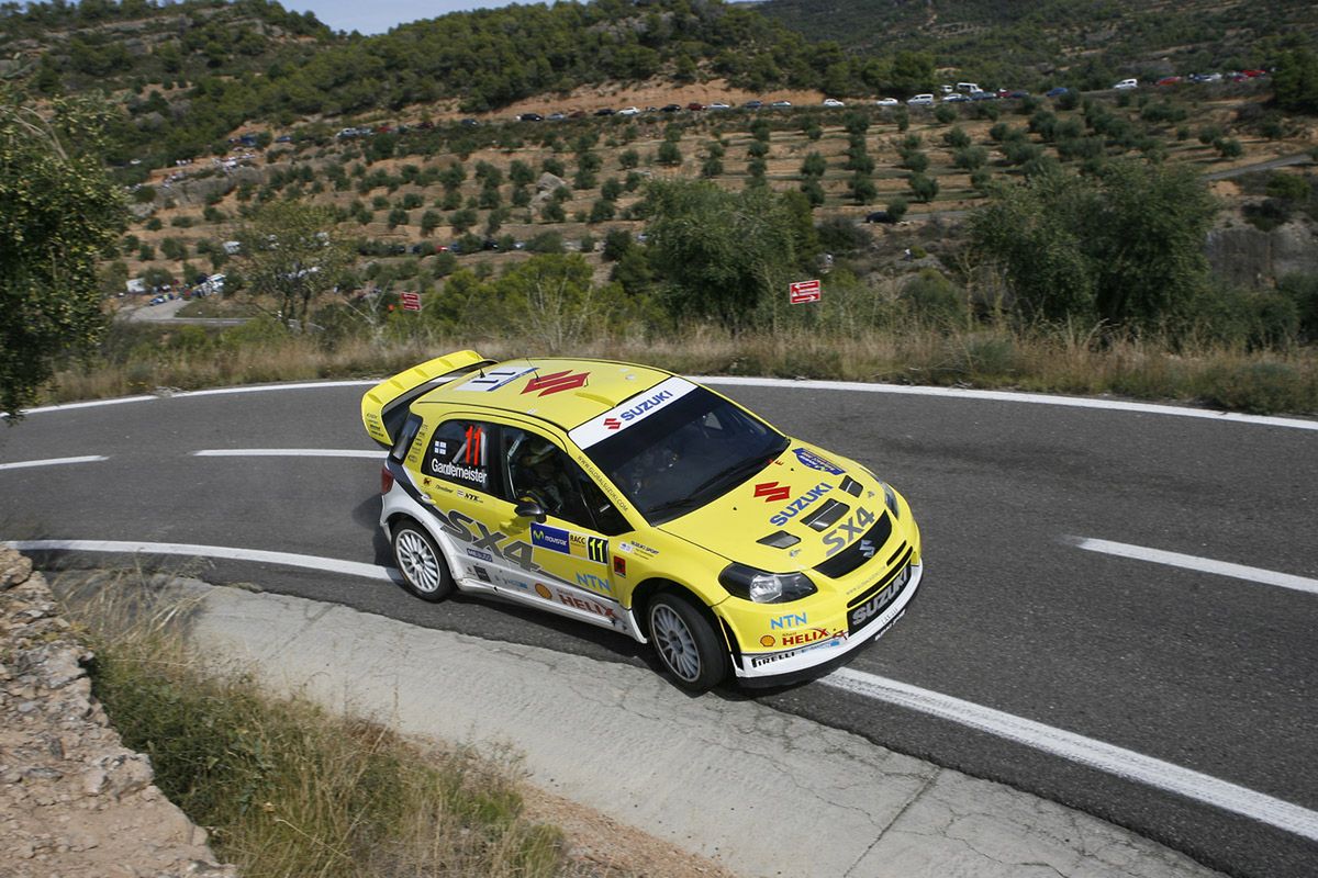 Na asfalcie Suzuki SX4 WRC nie spisywało się najlepiej. inna sprawa, że kierowcy też jeździli na nich raczej przeciętnie