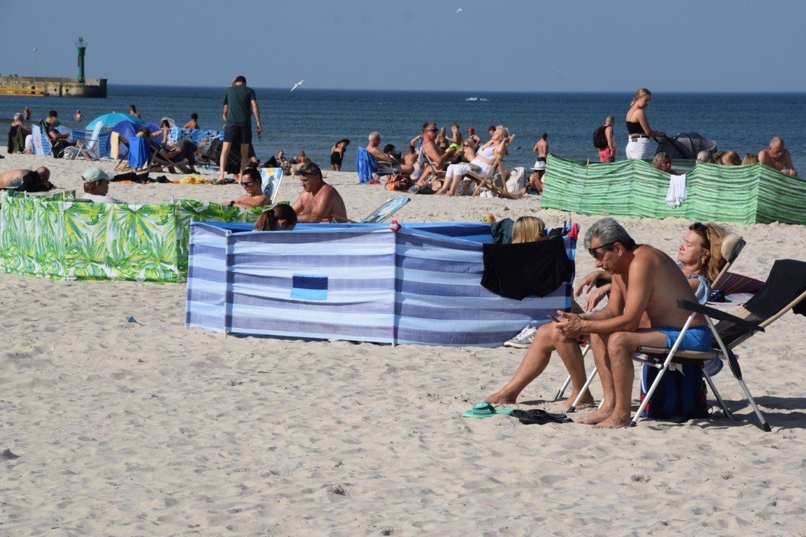 Upalna pogoda ściągnęła do Łeby plażowiczów