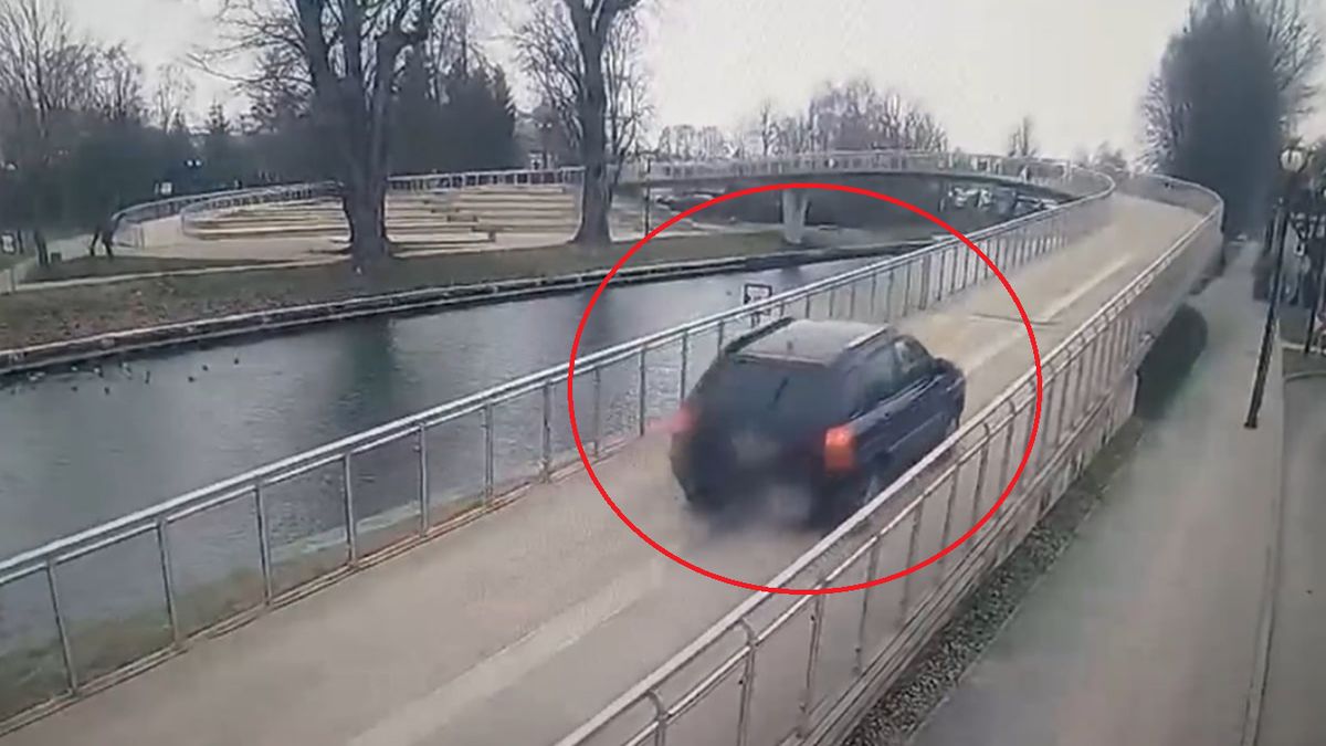 Spieszyła się do pracy, więc wjechała autem na kładkę dla pieszy