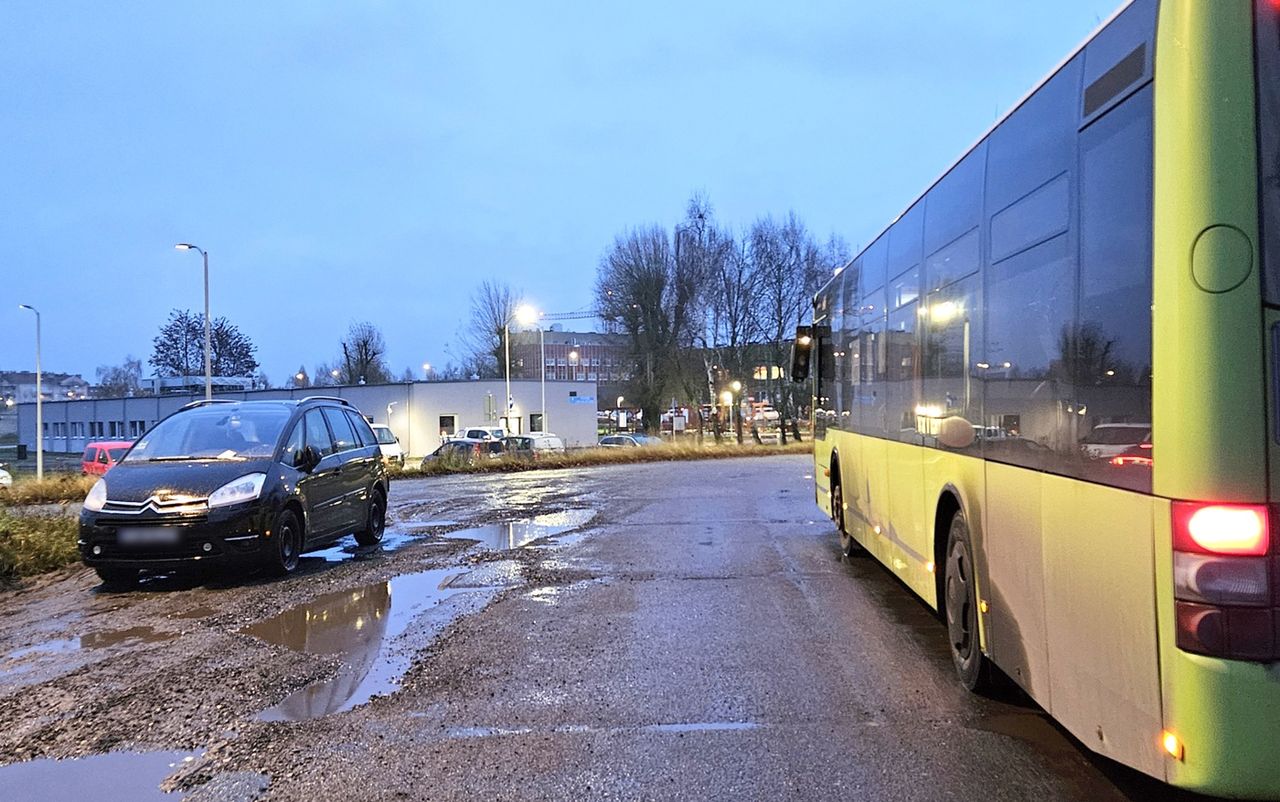 Gorzów: Pętla przy Dekerta zamieniona w nielegalny parking