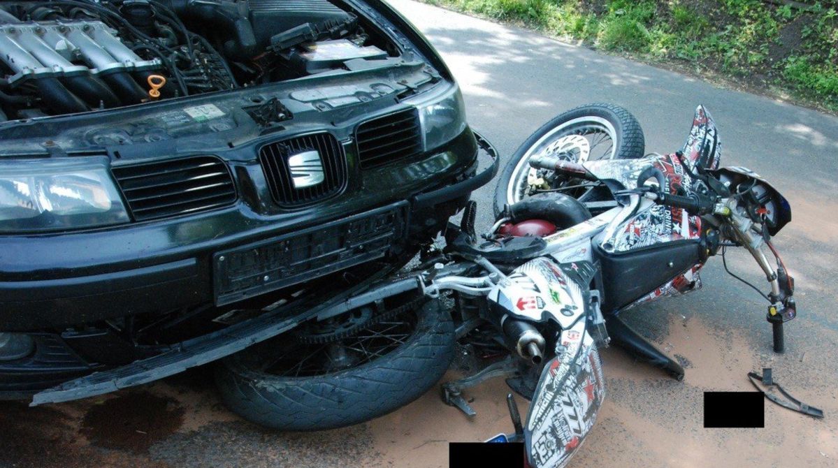 Chciał wyprzedzić rowerzystę, wjechał na czołówkę z autem. 17-letni motorowerzysta w szpitalu