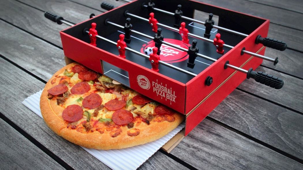 PizzaHut znowu zaskakuje. Piłkarzyki jako pudełko na pizzę 1