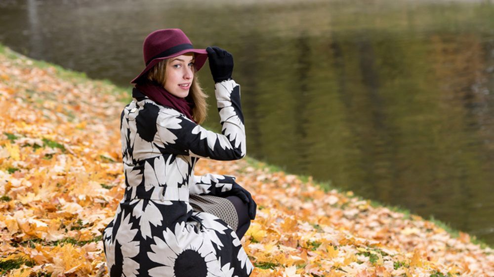 Wybierając wzorzysty jesienny płaszcz, postawmy na stonowane dodatki