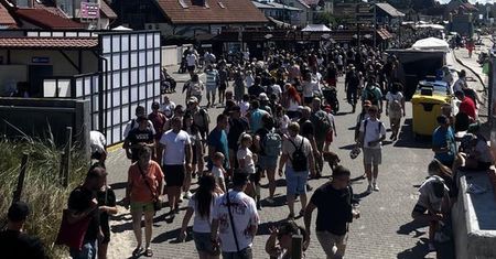 Wideo z polskiego kurortu. Rzeka ludzi na deptaku, na plaży aż czarno