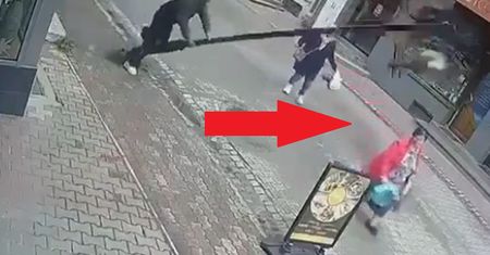 Latarnia runęła na kobietę. Miasto nie chce wypłacić odszkodowania
