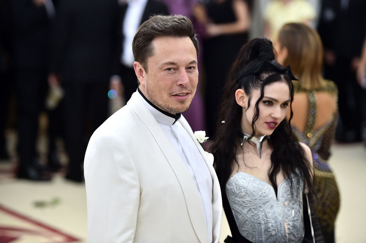 Grimes i Elon Musk nadali dziecku niespotykane imię. Wiemy, co oznacza enigmatyczne X Æ A-12