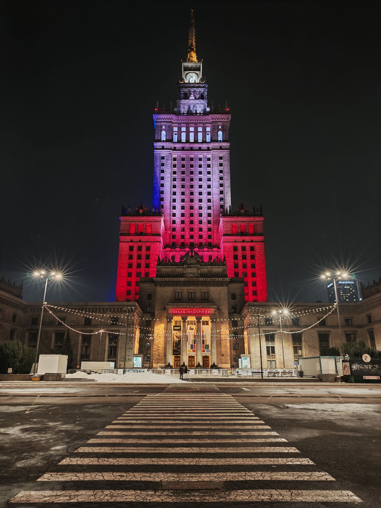 Zdjęcia nocne na zoomie 0.5, 1, 2, 3 i 6x.