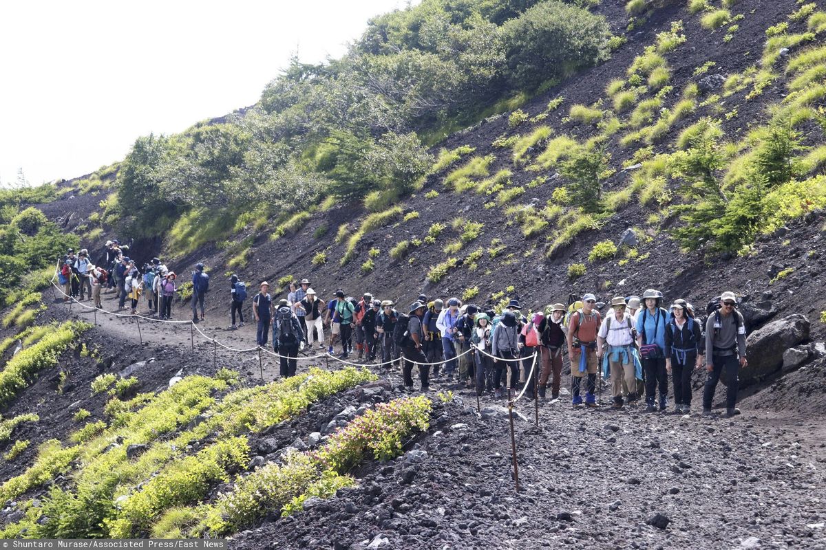 Tłum turystów na szlaku na szczyt góry Fudżi