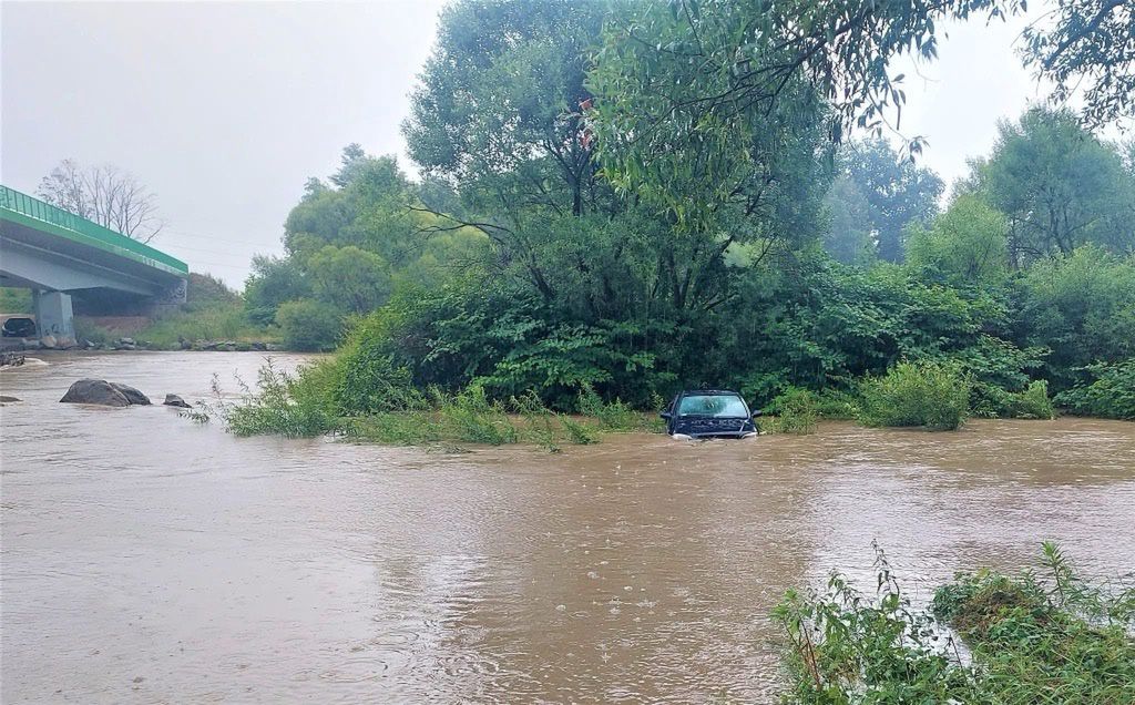 Opel w rzece