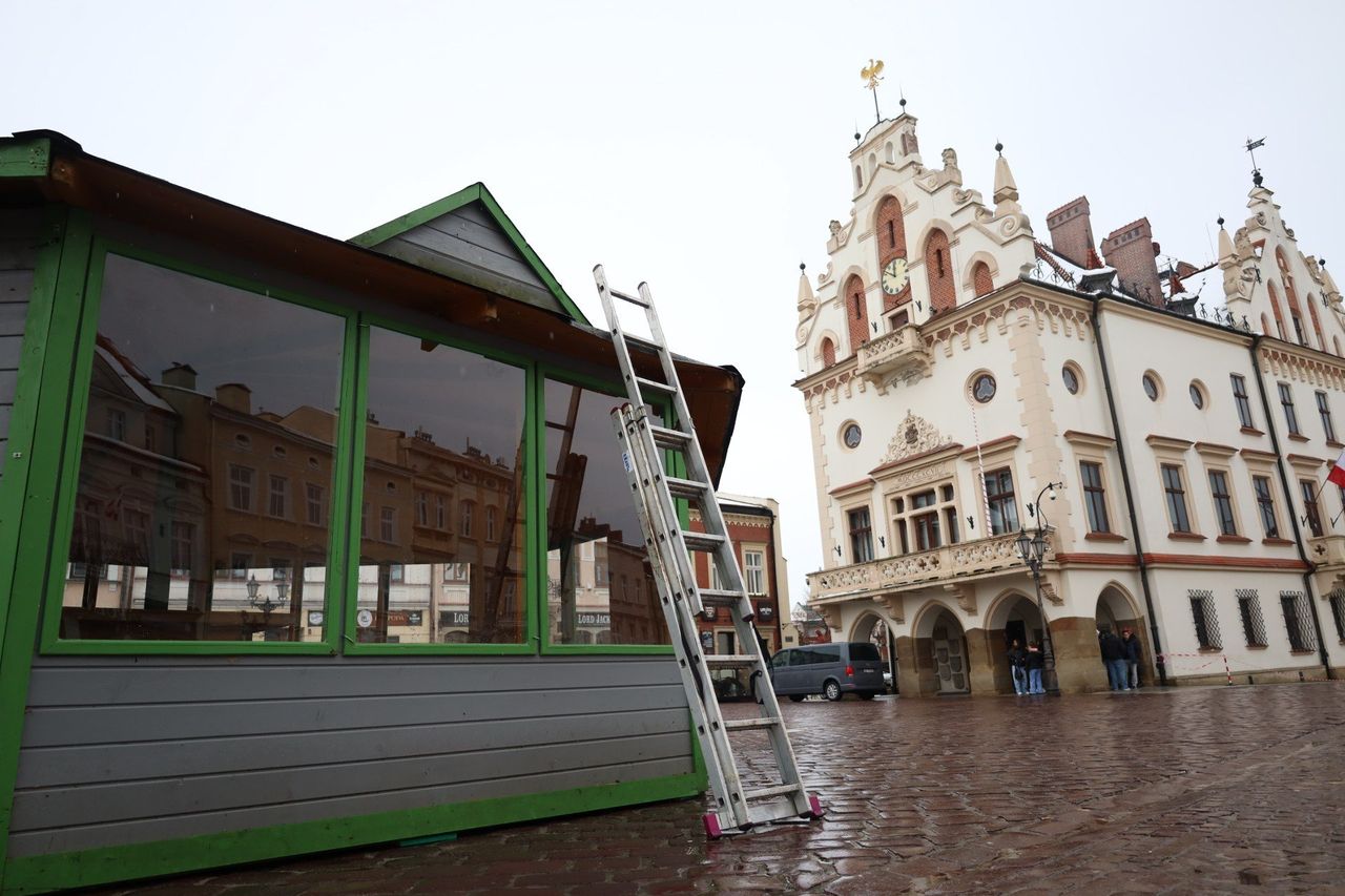 Rzeszów: Rynek zmienia się na święta. Rozpoczął się montaż miasteczka